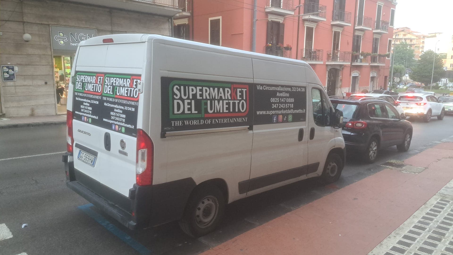 Il furgone brandizzato del Supermarket del Fumetto per le strade di Avellino