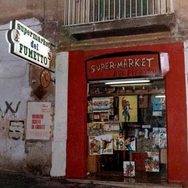 L'esterno del negozio Supermarket del Fumetto agli albori, Napoli