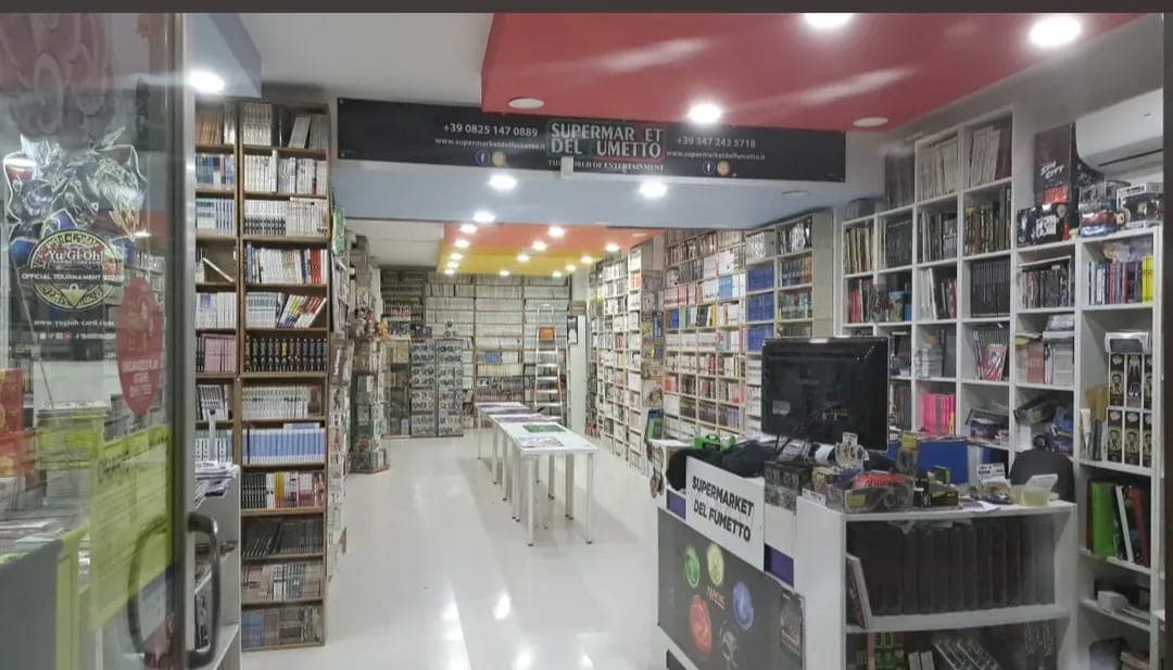 L'interno del negozio con gli scaffali di manga e fumetti